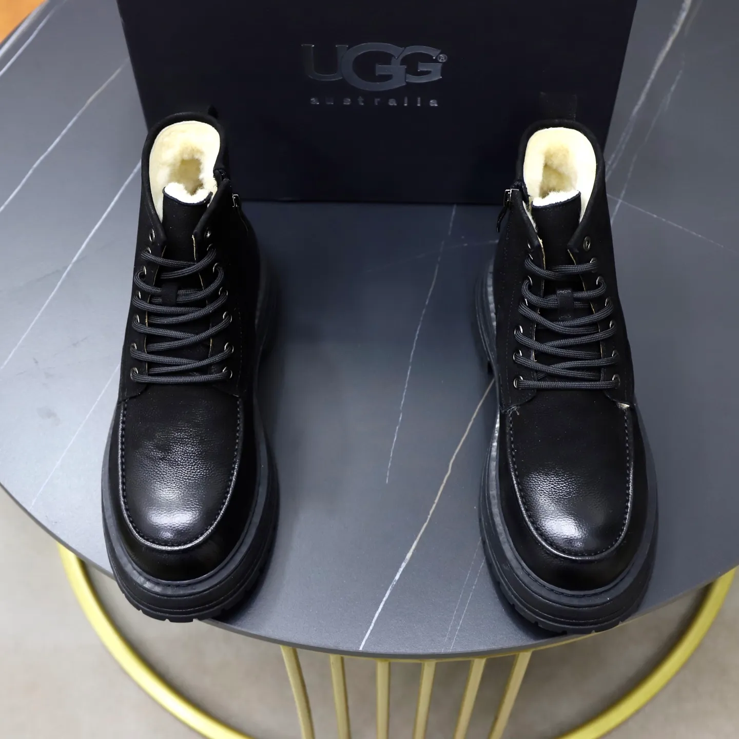 Ex-factory price: 680💰Thick wool imported from Australia Brand: UGG genuine purchasing agent Size: 38-44 (customized in 45) Grade: Official website 1:1 Material: First-layer genuine leather waterproof and antifreeze upper Real wool lining Original non-slip Soft wear-resistant outsole Style category: Men's casual shoes Trendy style Comfortable on the feet Color: Official website color synchronization